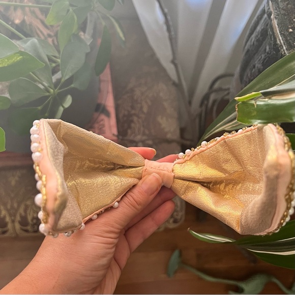 Blush Gold Beaded and White Pearl Tudor Style Headband Cap 🌿🌟 - Picture 6 of 7